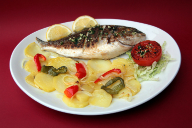 Plato de dorada a la plancha con patatas